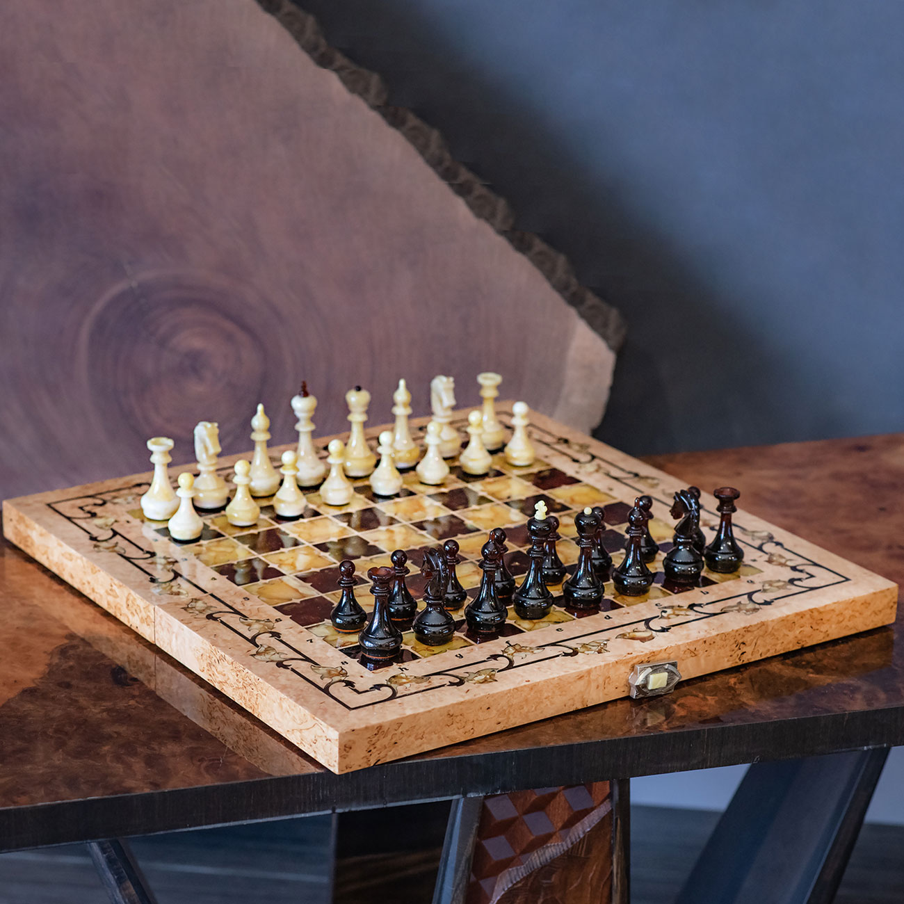 Шахматы из карельской берёзы и янтаря "Готика" - артикул: 75204 | Мосподарок 