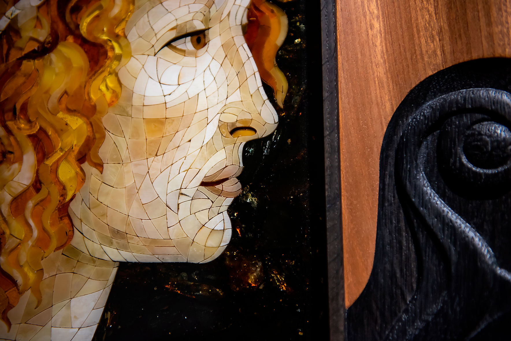 Панно из янтаря «Портрет молодой женщины» Сандро Боттичелли - артикул: 73402 | Мосподарок 