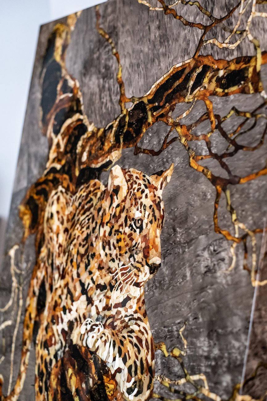 Панно из янтаря карельской березы «Леопард» - артикул: 73412 | Мосподарок 