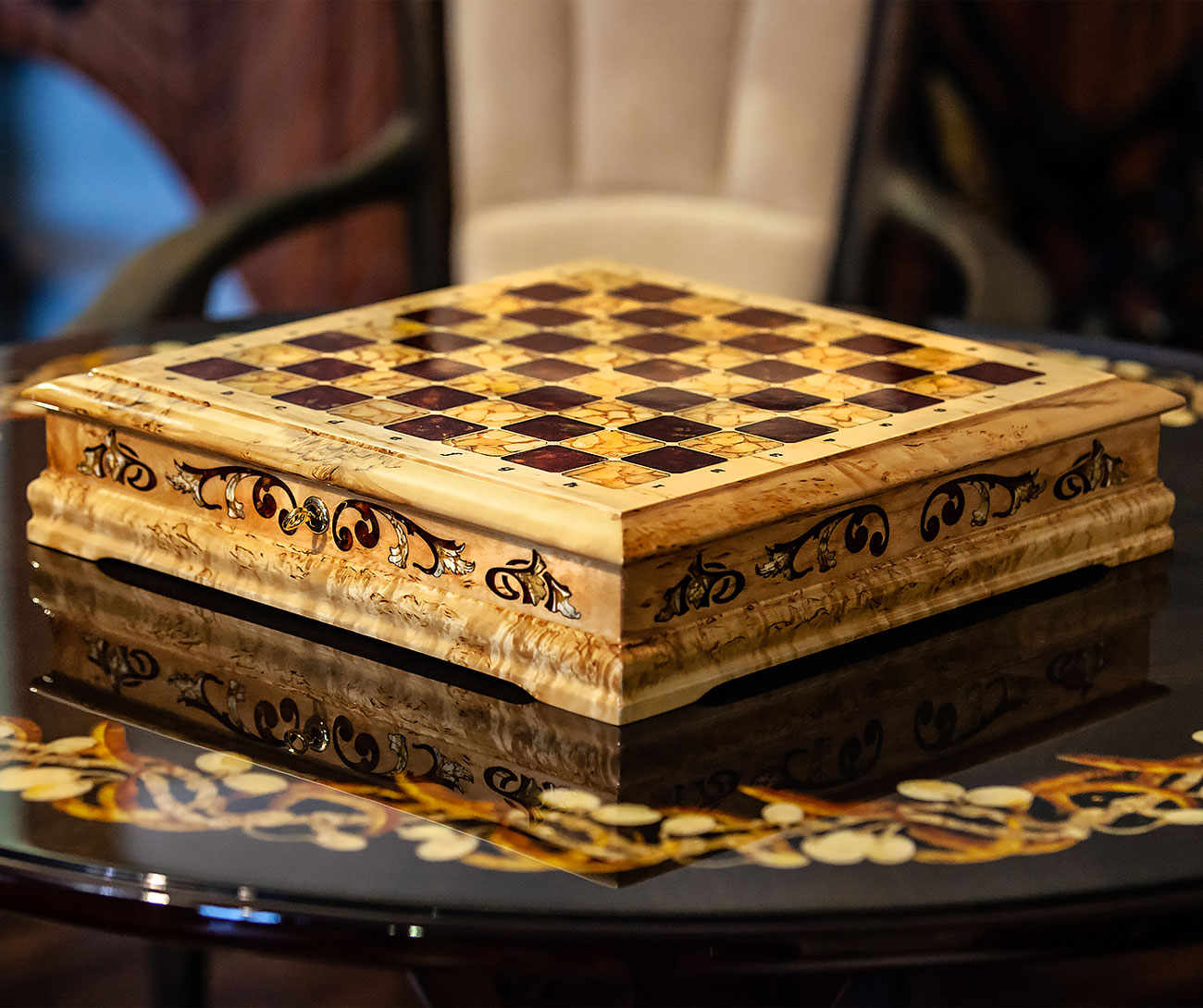 Шахматы в ларце из карельской берёзы и янтаря - артикул: 75209 | Мосподарок 