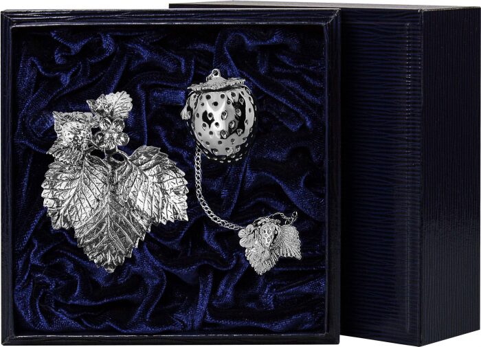 Ситечко для заваривания чая из серебра "Ягодка" с подставкой "Листок" - артикул: AK01347 - стоимость: 45 400 руб. Ситечко для заваривания чая из серебра "Ягодка" с подставкой "Листок" - артикул: AK01347 | Мосподарок