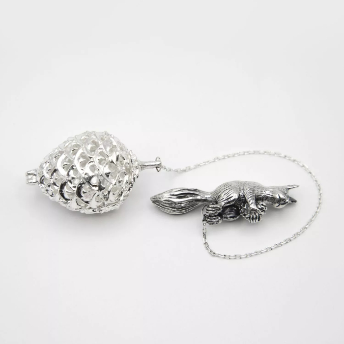 Серебряное ситечко "Белка с шишкой" с чернением в футляре - артикул: AK01805 | Мосподарок 