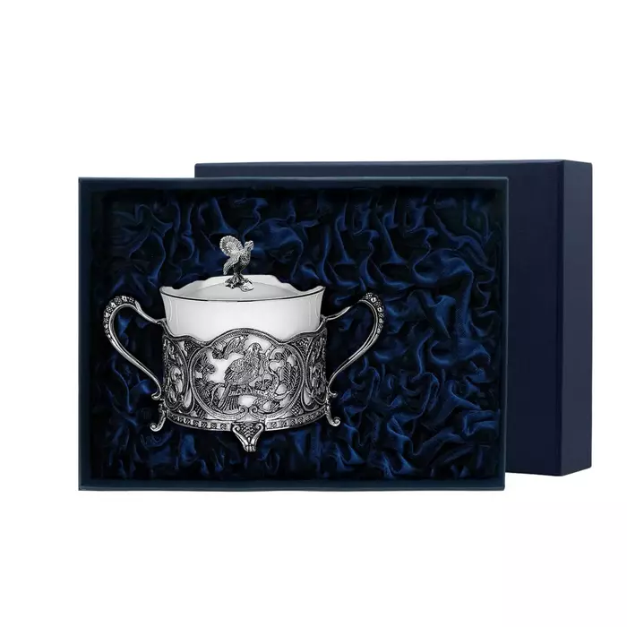 Сахарница из серебра и фарфора "Глухариный край" с чернением - артикул: AK01123 - стоимость: 70 400 руб. Сахарница из серебра и фарфора "Глухариный край" с чернением - артикул: AK01123 | Мосподарок