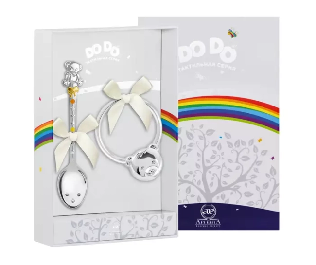 Серебряный набор для малышей DODO "Мишка с бантом": ложка и погремушка с позолотой, на 1 персону Серебряный набор для малышей DODO "Мишка с бантом": ложка и погремушка с позолотой, на 1 персону