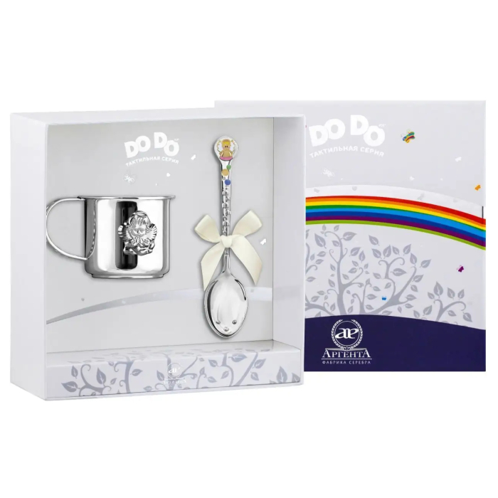Набор детский DODO из серебра "Ангел": кружка, ложка с позолотой и с эмалью, на 1 персону - артикул: AK01857 - стоимость: 32 700 руб. Набор детский DODO из серебра "Ангел": кружка, ложка с позолотой и с эмалью, на 1 персону - артикул: AK01857 | Мосподарок
