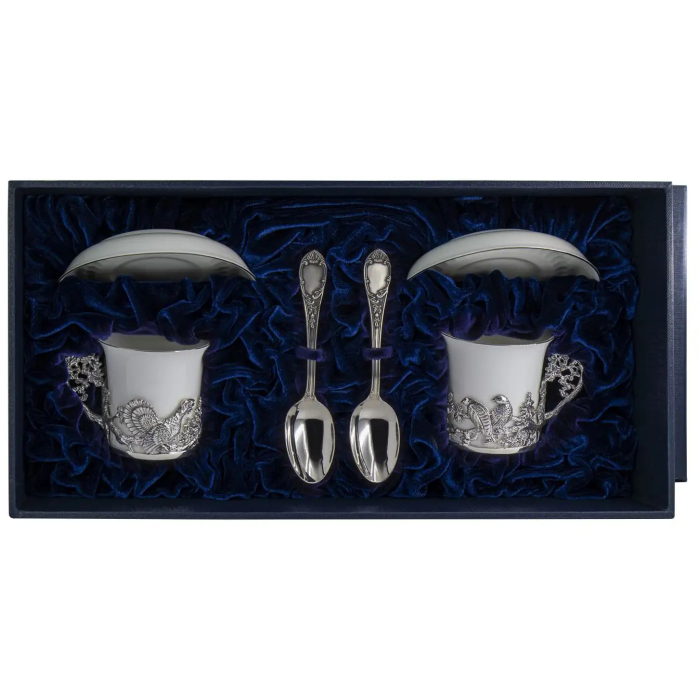 Набор кофейных чашек из серебра и фарфора "Глухарь": блюдце, ложка, чашка, на 2 персоны - артикул: AK01815 - стоимость: 56 400 руб. Набор кофейных чашек из серебра и фарфора "Глухарь": блюдце, ложка, чашка, на 2 персоны - артикул: AK01815 | Мосподарок