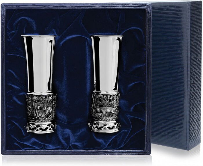 Набор рюмок для водки из серебра "Лисья охота" на 2 персоны - артикул: AK01108 - стоимость: 97 700 руб. Набор рюмок для водки из серебра "Лисья охота" на 2 персоны - артикул: AK01108 | Мосподарок