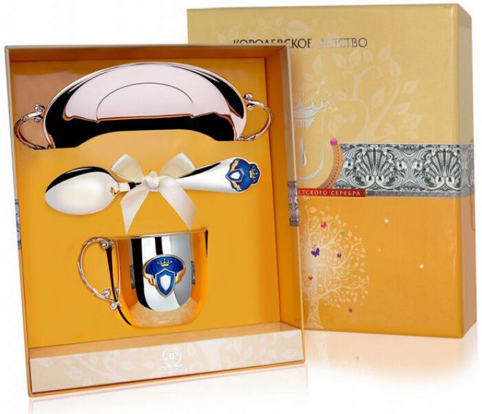 Набор детский серебряный КД "Принц": блюдце, кружка, ложка с позолотой и с эмалью, на 1 персону - артикул: AK01155 - стоимость: 73 000 руб. Набор детский серебряный КД "Принц": блюдце, кружка, ложка с позолотой и с эмалью, на 1 персону - артикул: AK01155 | Мосподарок