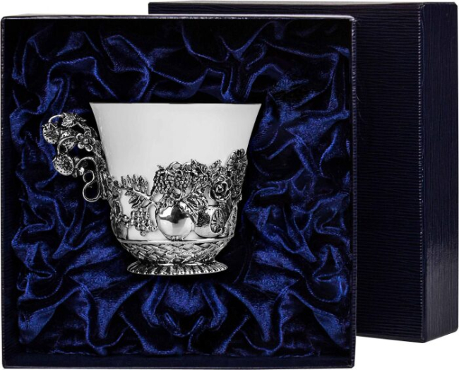 Чайная чашка из серебра "Натюрморт" с чернением Чайная чашка из серебра "Натюрморт" с чернением