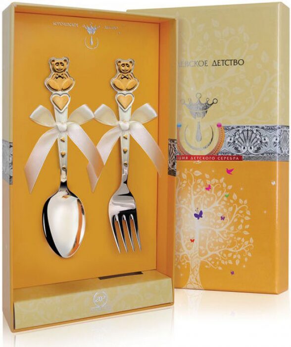 Набор детских серебряных столовых приборов КД "Мишка с сердечками": вилка и ложка с позолотой, на 1 персону - артикул: AK01172 - стоимость: 22 900 руб. Набор детских серебряных столовых приборов КД "Мишка с сердечками": вилка и ложка с позолотой, на 1 персону - артикул: AK01172 | Мосподарок