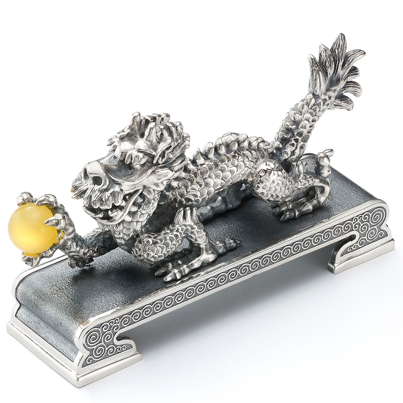 Китайский дракон с янтарем