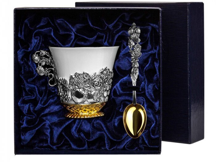 Серебряный чайный набор "Натюрморт": ложка, чашка с позолотой и чернением - артикул: AK01614 - стоимость: 71 800 руб. Серебряный чайный набор "Натюрморт": ложка, чашка с позолотой и чернением - артикул: AK01614 | Мосподарок