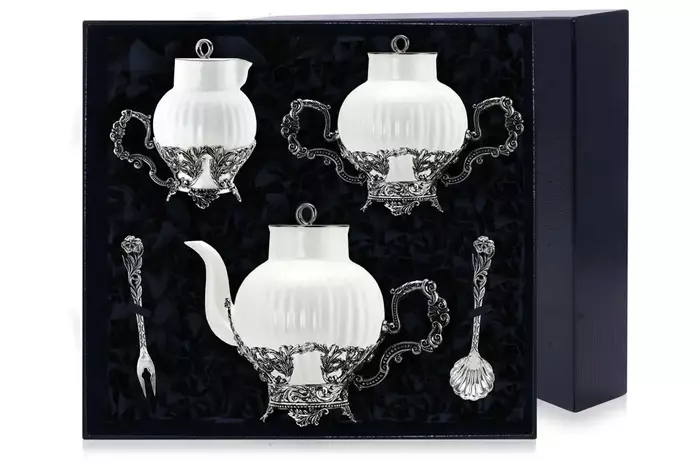 Серебряный чайный  набор "Симфония": вилка для лимона, сахарница, сливочник, совок для сахара, чайник - артикул: AK01717 - стоимость: 316 600 руб. Серебряный чайный  набор "Симфония": вилка для лимона, сахарница, сливочник, совок для сахара, чайник - артикул: AK01717 | Мосподарок