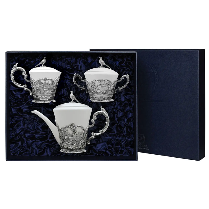 Набор из серебра "Королевская охота": сахарница, сливочник, чайник - артикул: AK01127 - стоимость: 478 400 руб. Набор из серебра "Королевская охота": сахарница, сливочник, чайник - артикул: AK01127 | Мосподарок