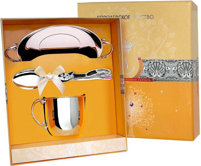 Набор детский серебряный КД "Котик": блюдце, кружка, ложка с с эмалью, на 1 персону - артикул: AK01569 - стоимость: 67 700 руб. Набор детский серебряный КД "Котик": блюдце, кружка, ложка с с эмалью, на 1 персону - артикул: AK01569 | Мосподарок
