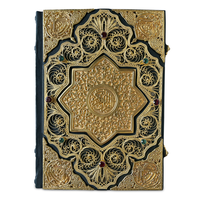 Коран с филигранью (золото) с гранатами и гидротермальными изумрудами - артикул: 800111 | Мосподарок 