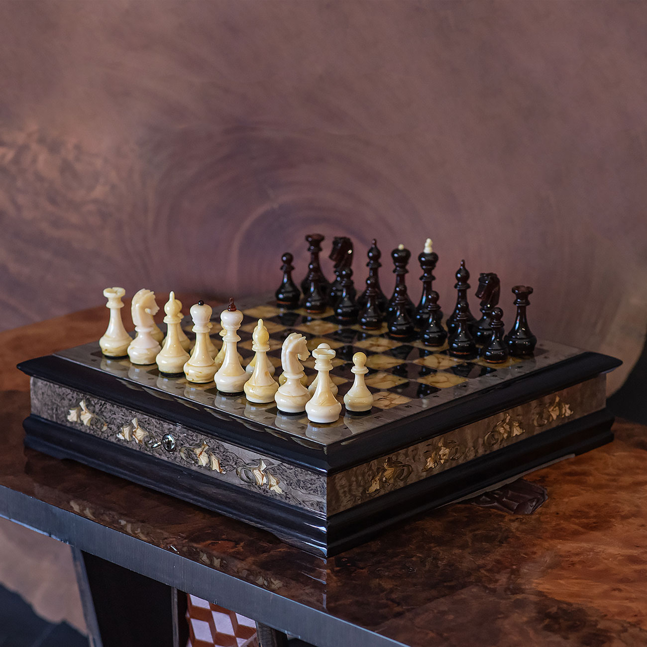Шахматы в ларце из тонированной карельской берёзы и янтаря - артикул: 75203 | Мосподарок 