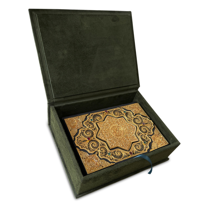 Коран с филигранью (золото) с гранатами и гидротермальными изумрудами - артикул: 800111 | Мосподарок 