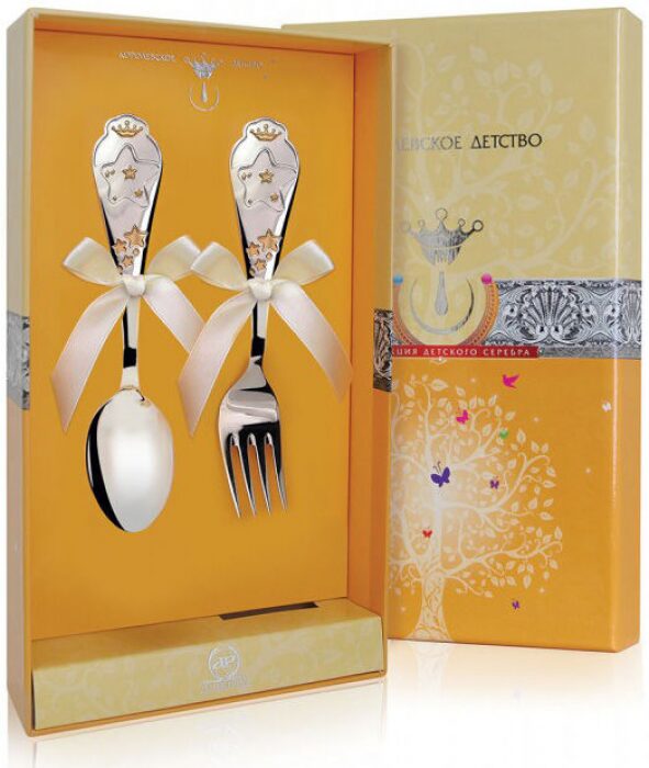 Набор детских серебряных столовых приборов КД "Звезда": вилка и ложка с позолотой, на 1 персону - артикул: AK01177 - стоимость: 23 300 руб. Набор детских серебряных столовых приборов КД "Звезда": вилка и ложка с позолотой, на 1 персону - артикул: AK01177 | Мосподарок