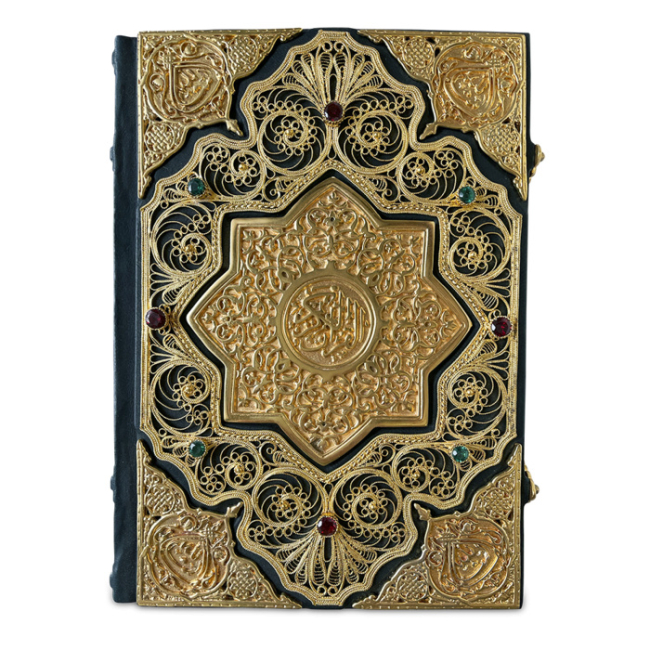Коран с филигранью (золото) с гранатами и гидротермальными изумрудами