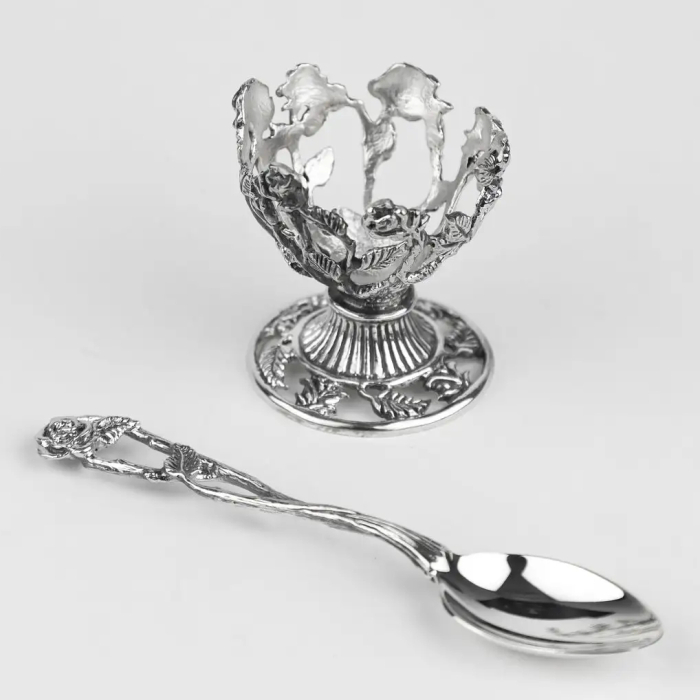 Набор для завтрака из серебра "Розалия": ложка и подставка под яйцо, на 1 персону - артикул: AK01862 - стоимость: 32 100 руб. Набор для завтрака из серебра "Розалия": ложка и подставка под яйцо, на 1 персону - артикул: AK01862 | Мосподарок