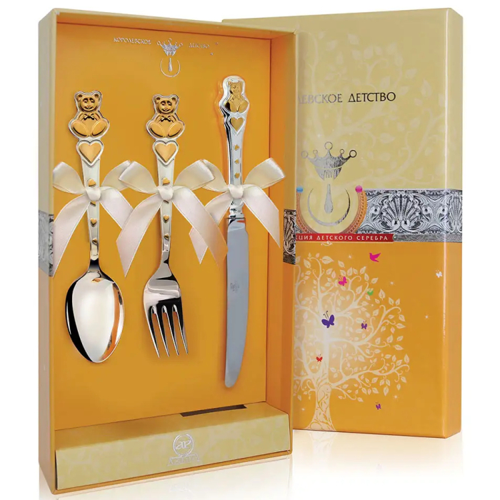 Серебряный детский набор столовых приборов КД "Мишка с сердечками": вилка, ложка, нож с позолотой - артикул: AK01447 - стоимость: 36 100 руб. Серебряный детский набор столовых приборов КД "Мишка с сердечками": вилка, ложка, нож с позолотой - артикул: AK01447 | Мосподарок