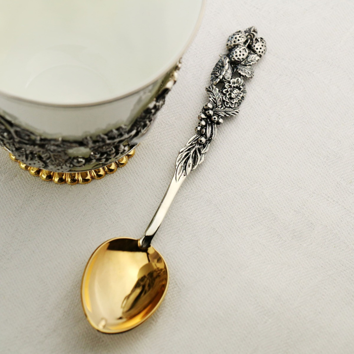 Серебряный чайный набор "Натюрморт": ложка, чашка с позолотой и чернением, на 2 персоны - артикул: AK01268 - стоимость: 142 100 руб. Серебряный чайный набор "Натюрморт": ложка, чашка с позолотой и чернением, на 2 персоны - артикул: AK01268 | Мосподарок