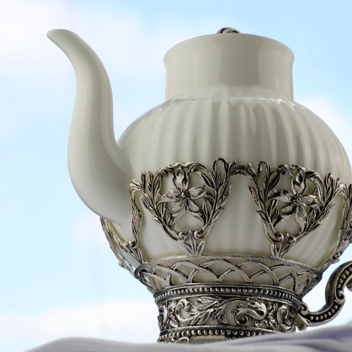 Чайник из серебра и фарфора "Симфония" - артикул: AK01624 - стоимость: 158 300 руб. Чайник из серебра и фарфора "Симфония" - артикул: AK01624 | Мосподарок
