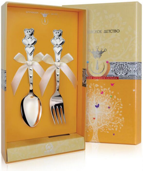 Набор детских серебряных столовых приборов КД "Мишка с сердечками": вилка и ложка, на 1 персону - артикул: AK01175 - стоимость: 21 700 руб. Набор детских серебряных столовых приборов КД "Мишка с сердечками": вилка и ложка, на 1 персону - артикул: AK01175 | Мосподарок