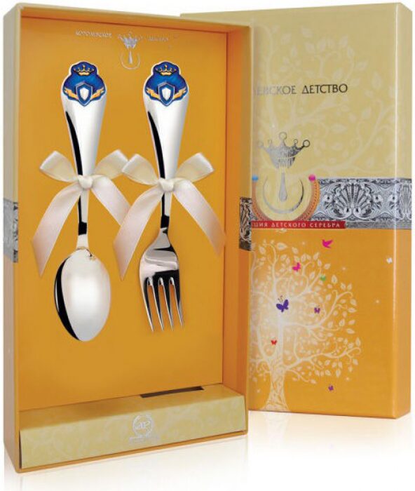 Набор детских серебряных столовых приборов КД "Принц": вилка и ложка с позолотой и с эмалью, на 1 персону - артикул: AK01173 - стоимость: 23 300 руб. Набор детских серебряных столовых приборов КД "Принц": вилка и ложка с позолотой и с эмалью, на 1 персону - артикул: AK01173 | Мосподарок