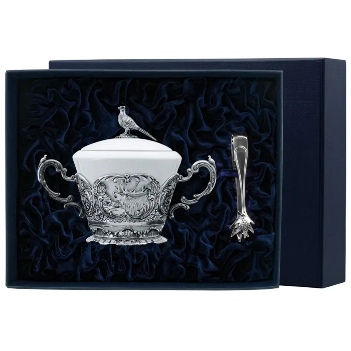 Серебряная сахарница с щипцами "Королевская охота": сахарница и щипцы для сахара - артикул: AK01459 - стоимость: 142 900 руб. Серебряная сахарница с щипцами "Королевская охота": сахарница и щипцы для сахара - артикул: AK01459 | Мосподарок