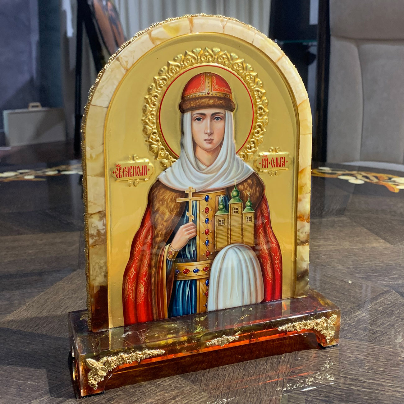 Настольная икона из янтаря "Св. равноапостольная княгиня Ольга" - артикул: 779061 | Мосподарок 