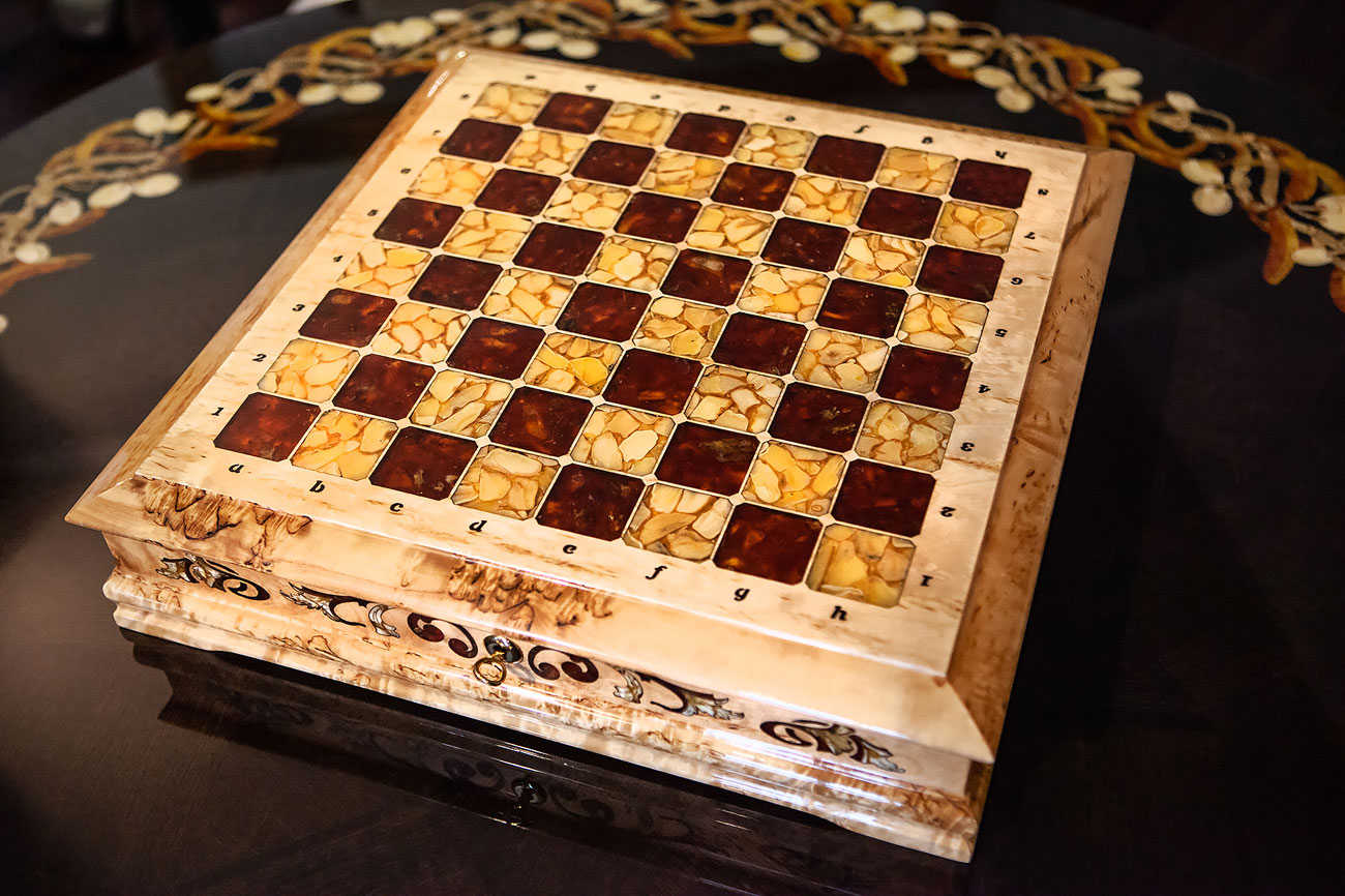 Шахматы в ларце из карельской берёзы и янтаря