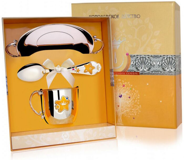 Набор детский серебряный КД "Звезда": блюдце, кружка, ложка, с позолотой и эмалью, на 1 персону - артикул: AK01139 - стоимость: 72 900 руб. Набор детский серебряный КД "Звезда": блюдце, кружка, ложка, с позолотой и эмалью, на 1 персону - артикул: AK01139 | Мосподарок