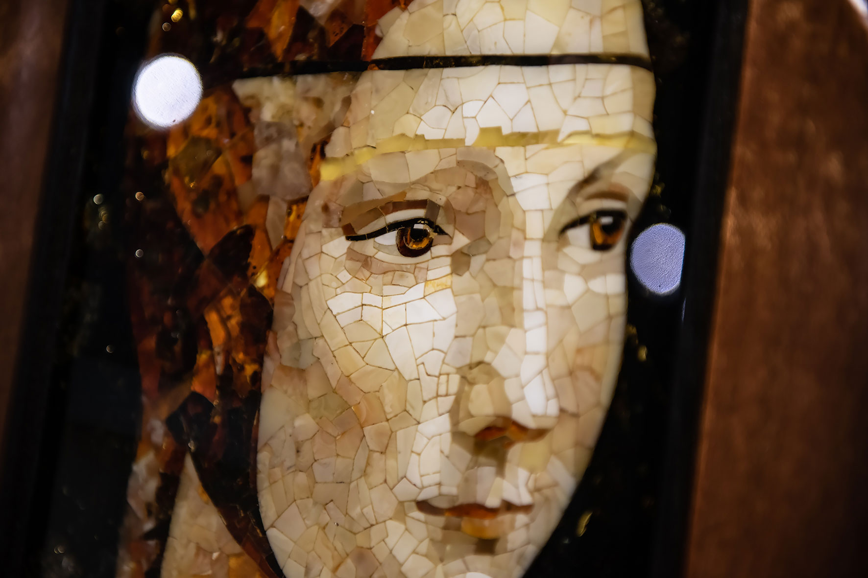 Панно из янтаря «Дама с горностаем» Леонардо да Винчи - артикул: 73405 | Мосподарок 