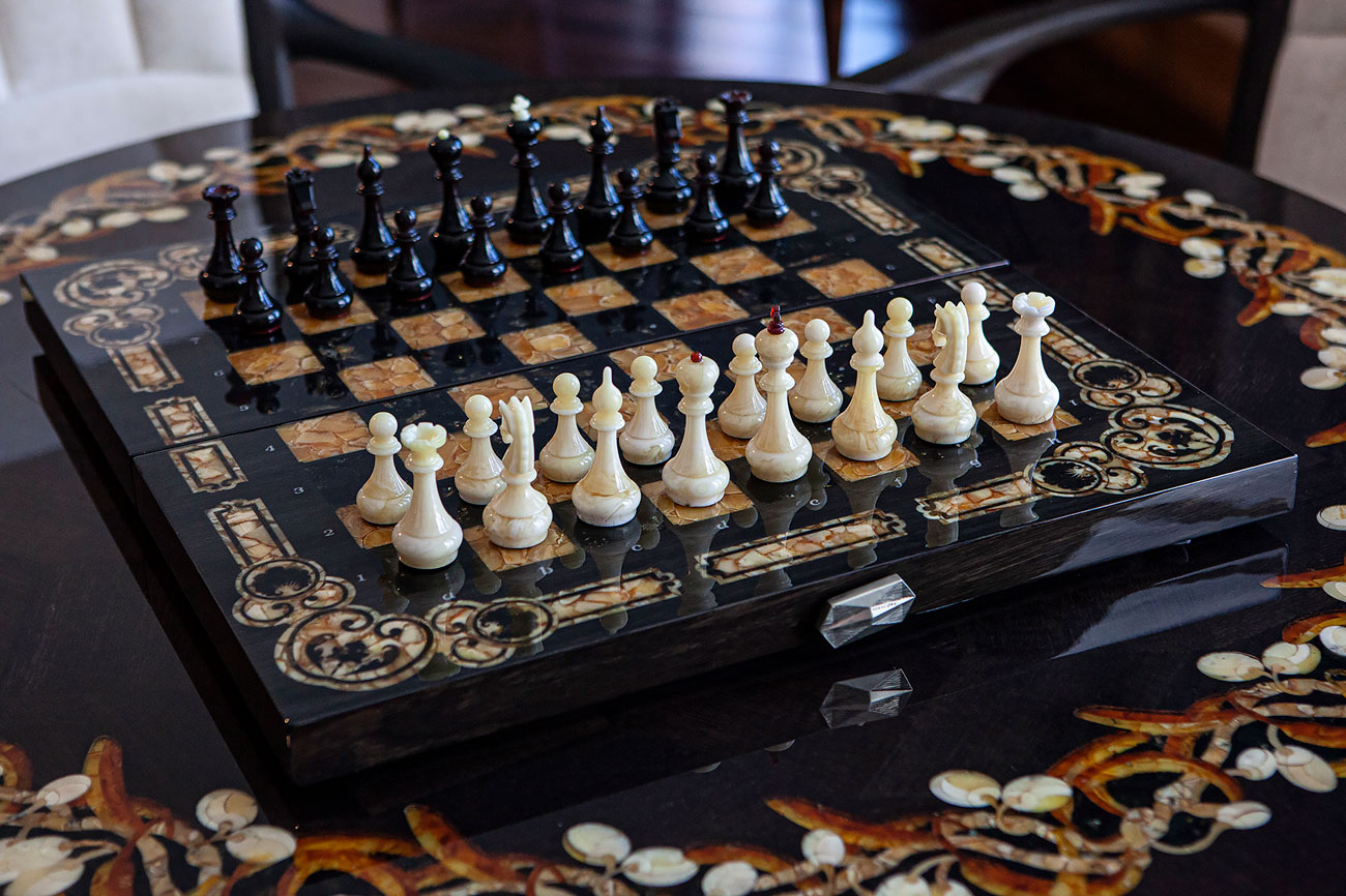 Шахматы из корня ореха и янтаря "Арабески марин" - артикул: 75211 | Мосподарок 