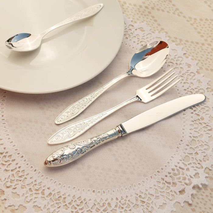 Серебряный столовый набор "Морозко" : вилка, ложка, нож, чайная ложка, на 6 персон - артикул: AK01718 - стоимость: 361 500 руб. Серебряный столовый набор "Морозко" : вилка, ложка, нож, чайная ложка, на 6 персон - артикул: AK01718 | Мосподарок