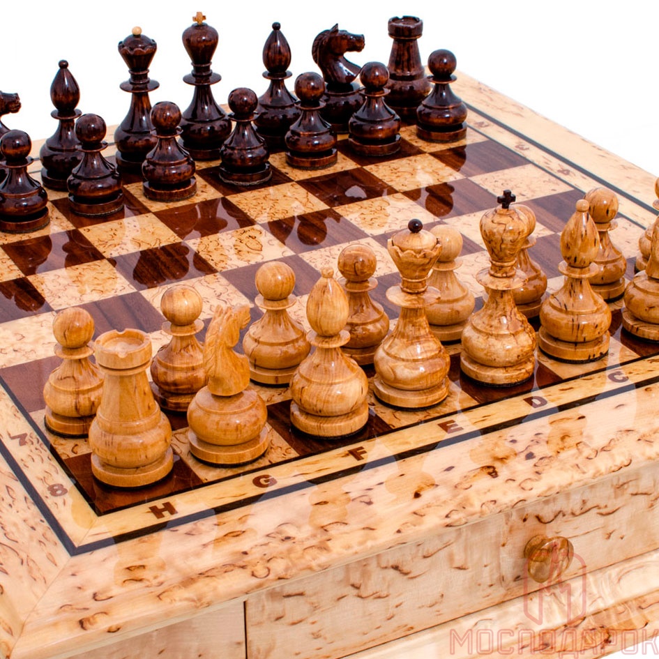 Шахматный ларец с фигурами из карельской березы