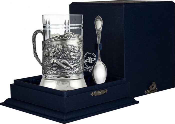 Подстаканник из серебра "Охотники на привале" с чернением - артикул: AK01120 - стоимость: 114 600 руб. Подстаканник из серебра "Охотники на привале" с чернением - артикул: AK01120 | Мосподарок