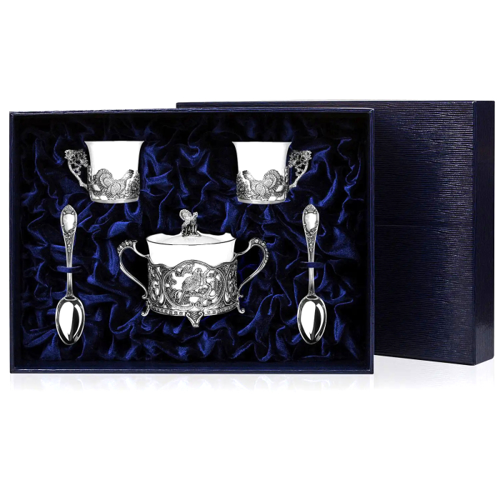 Кофейный набор из серебра "Глухариный край": ложка, чашка, сахарница, на 2 персоны - артикул: AK01343 - стоимость: 119 400 руб. Кофейный набор из серебра "Глухариный край": ложка, чашка, сахарница, на 2 персоны - артикул: AK01343 | Мосподарок