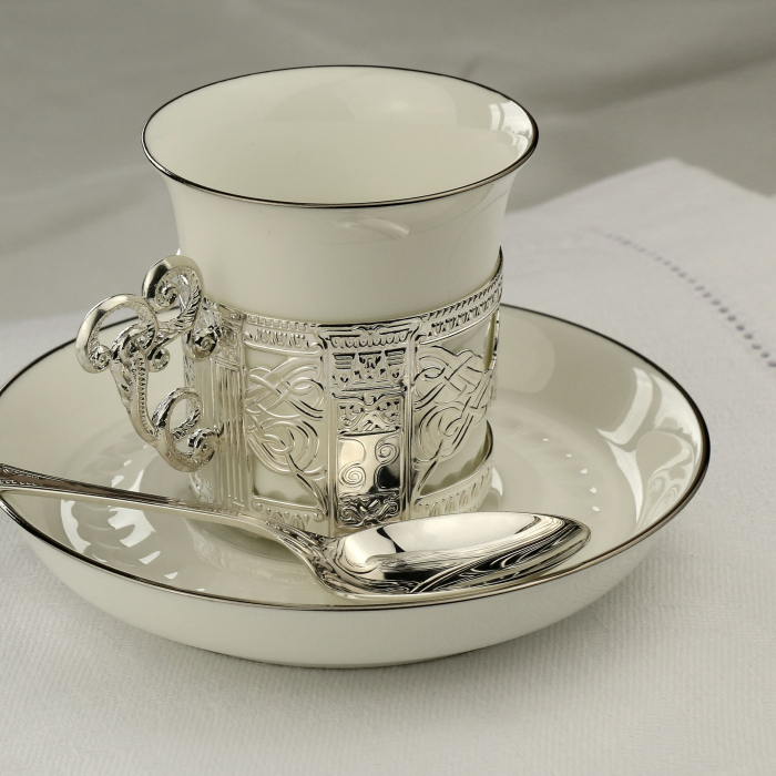 Серебряный набор кофейных чашек "Август Октавиан": блюдце, чашка - артикул: AK01600 - стоимость: 37 400 руб. Серебряный набор кофейных чашек "Август Октавиан": блюдце, чашка - артикул: AK01600 | Мосподарок