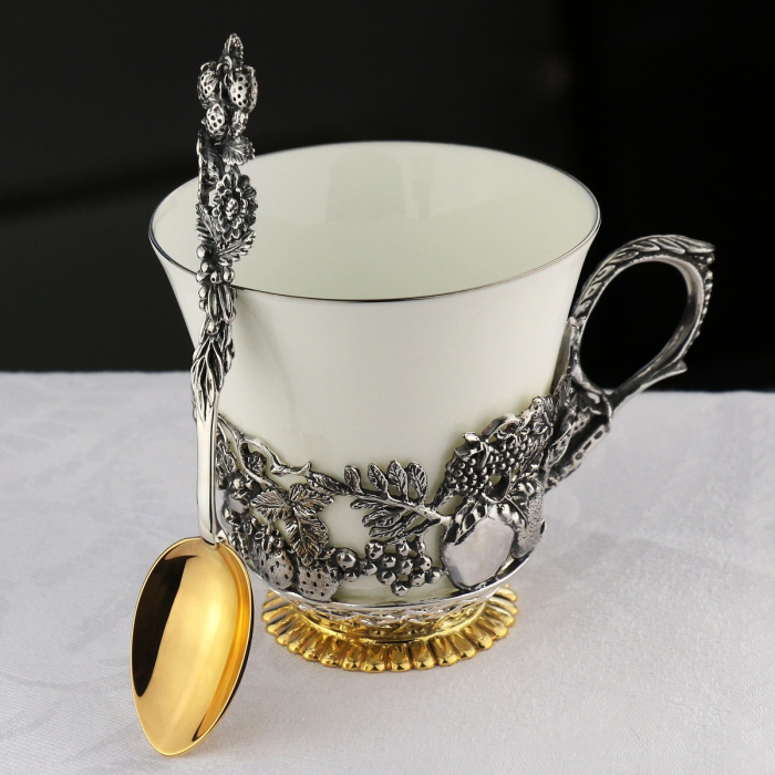 Серебряный чайный набор "Натюрморт": ложка, чашка с позолотой и чернением, на 2 персоны - артикул: AK01268 - стоимость: 142 100 руб. Серебряный чайный набор "Натюрморт": ложка, чашка с позолотой и чернением, на 2 персоны - артикул: AK01268 | Мосподарок
