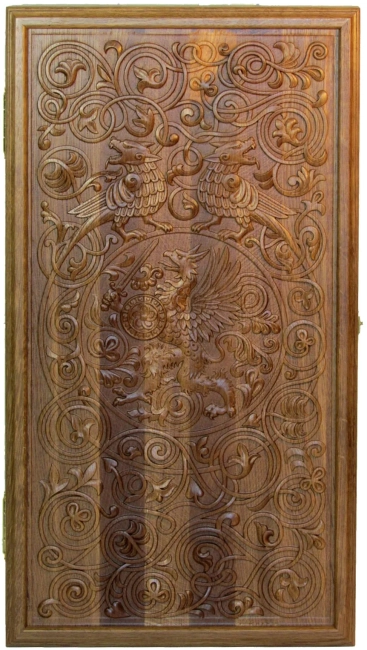 Резные нарды из массива мореного дуба "Грифон геральдический с круглым щитом"