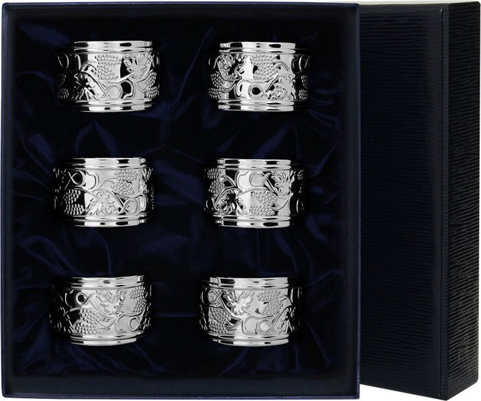 Набор из 6 серебряных колец для салфеток "Виноград" - артикул: AK01140 - стоимость: 29 400 руб. Набор из 6 серебряных колец для салфеток "Виноград" - артикул: AK01140 | Мосподарок