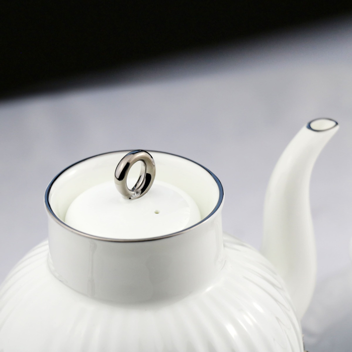 Серебряный чайный  набор "Симфония": вилка для лимона, сахарница, сливочник, совок для сахара, чайник - артикул: AK01717 - стоимость: 316 600 руб. Серебряный чайный  набор "Симфония": вилка для лимона, сахарница, сливочник, совок для сахара, чайник - артикул: AK01717 | Мосподарок